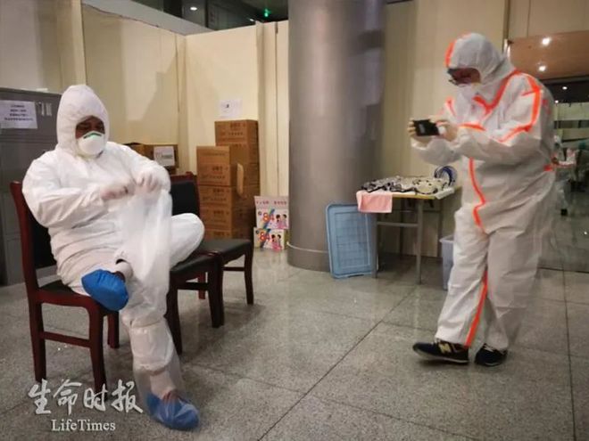 九州酷游·(中国)官方网站记者实拍医生“穿防护服”流程：9个步骤花30分钟泡汗水(图5)