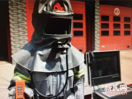 九州酷游·(中国)官方网站新型消防防护服亮相北京 神似“太空服”(图3)