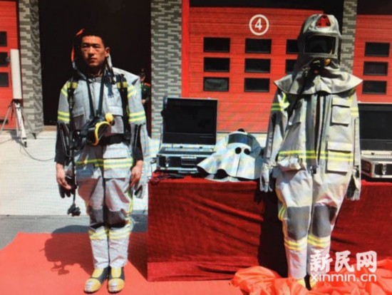 九州酷游·(中国)官方网站新型消防防护服亮相北京 神似“太空服”(图2)