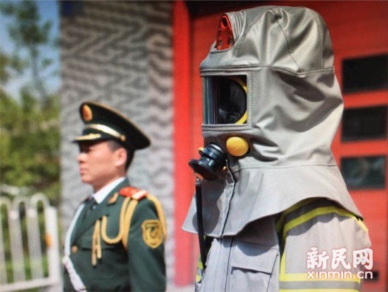 九州酷游·(中国)官方网站新型消防防护服亮相北京 神似“太空服”(图1)