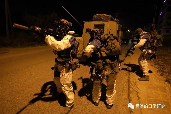 九州酷游医用防护服+战术装具！疫情期间以色列特警也换上了白色防护服(图1)