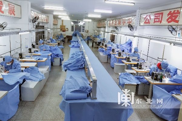 九州酷游服装加工厂“变身”医用隔离防护服生产加工厂 日产500余套(图1)
