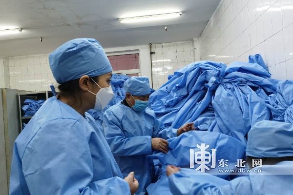 九州酷游服装加工厂“变身”医用隔离防护服生产加工厂 日产500余套(图2)