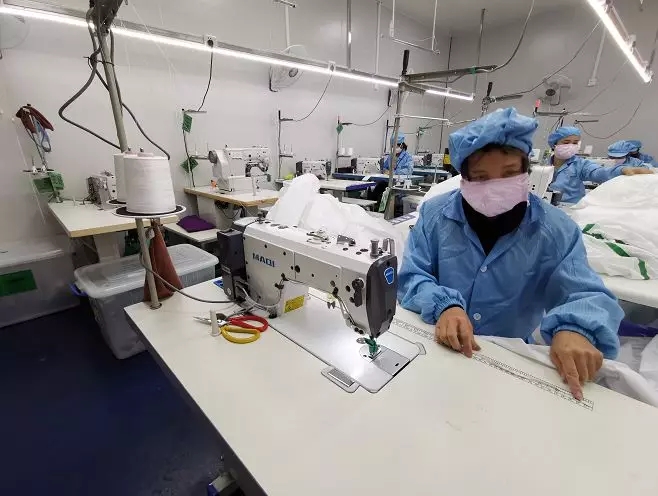 九州酷游原料缺工人缺记者探访广西唯一能生产防护服的企业(图1)