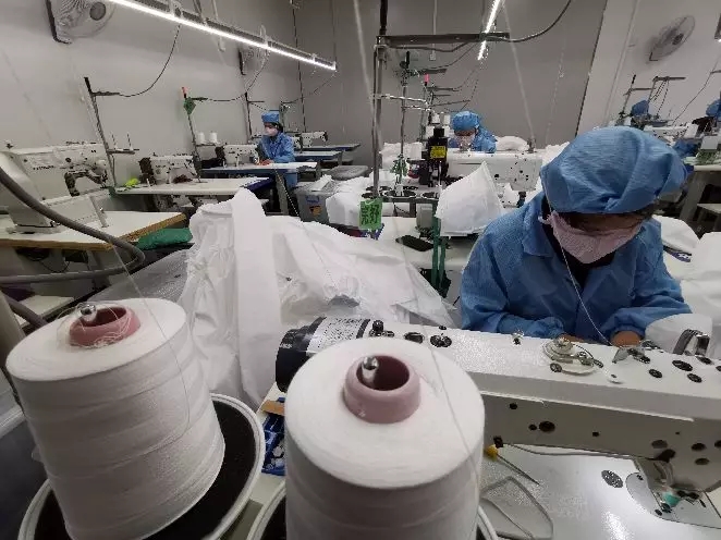 九州酷游原料缺工人缺记者探访广西唯一能生产防护服的企业(图4)
