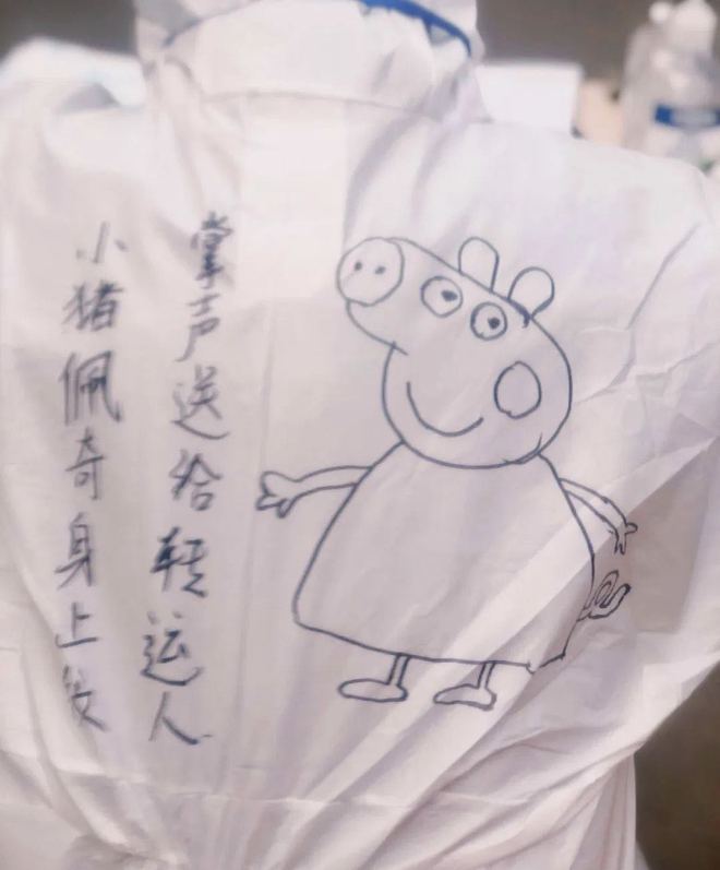 九州酷游·(中国)官方网站防护服上全是励志表情包！这些转运“大白”原来都是“孩子(图1)