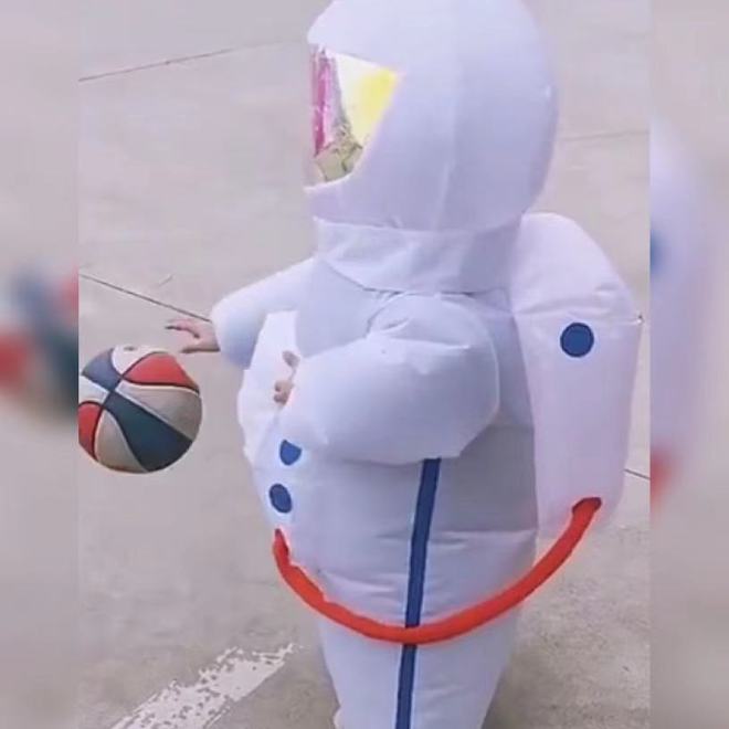 九州酷游·(中国)官方网站萌娃穿着“宇航员”防护服拍篮球获高赞网友：这造型肯定能(图3)