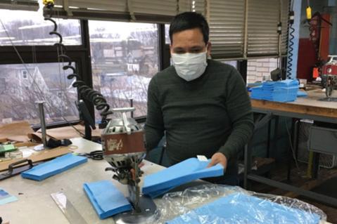 九州酷游·(中国)官方网站有医护N95口罩戴5天用塑料袋做防护服！面对疫情美国这(图6)